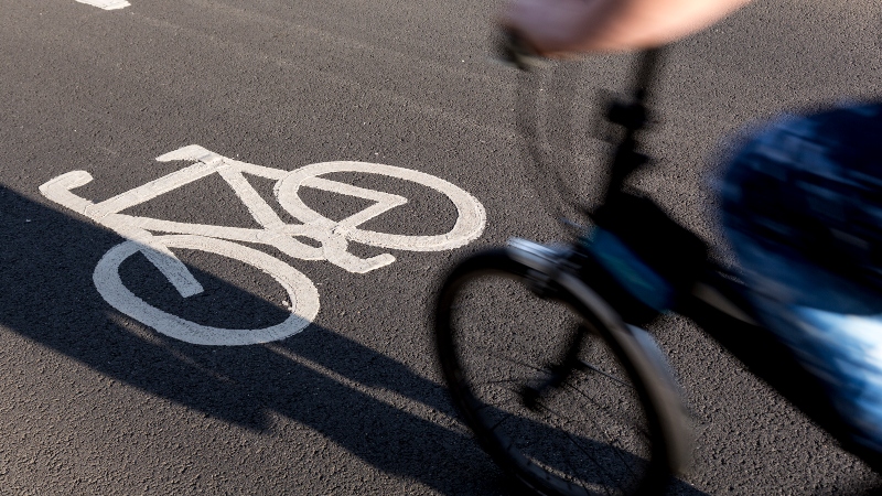 Foto de carril bici y ciclista