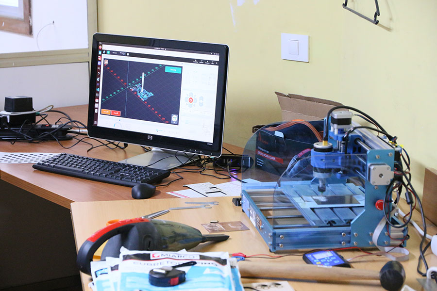 escritorio con ordenador e impresora 3d